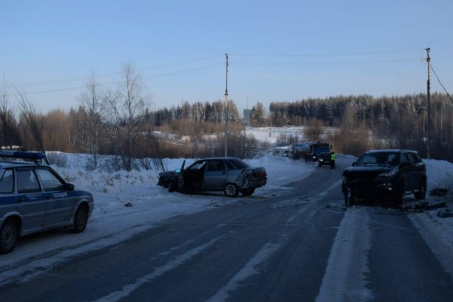 Столкновение ВАЗ и Toyota на участке автодороги Ухта - Сосногорск